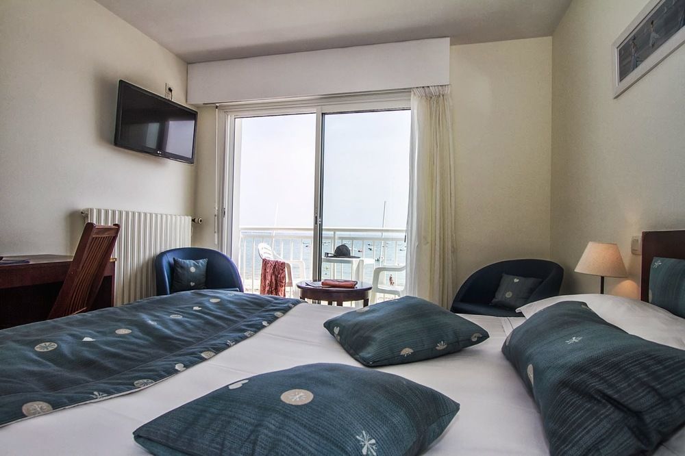 Hotel De La 3*