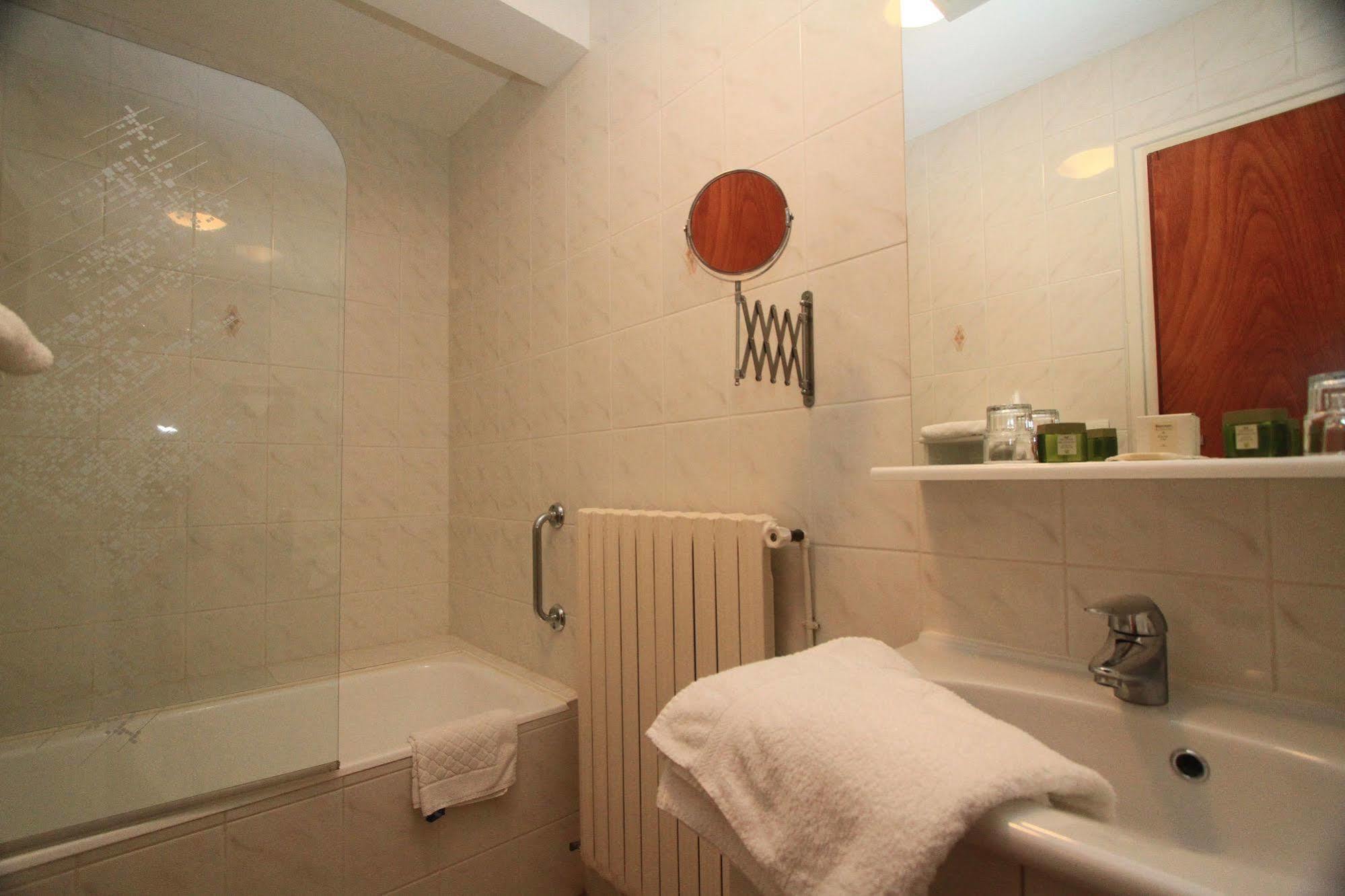 Hotel De La 3*