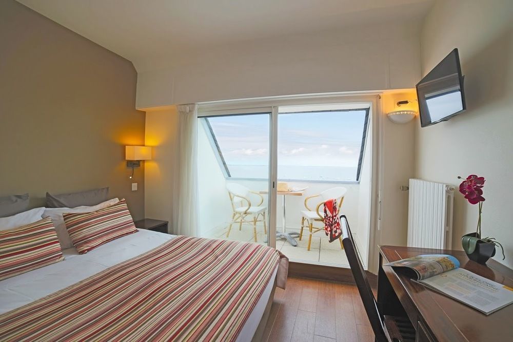Hotel De La 3*